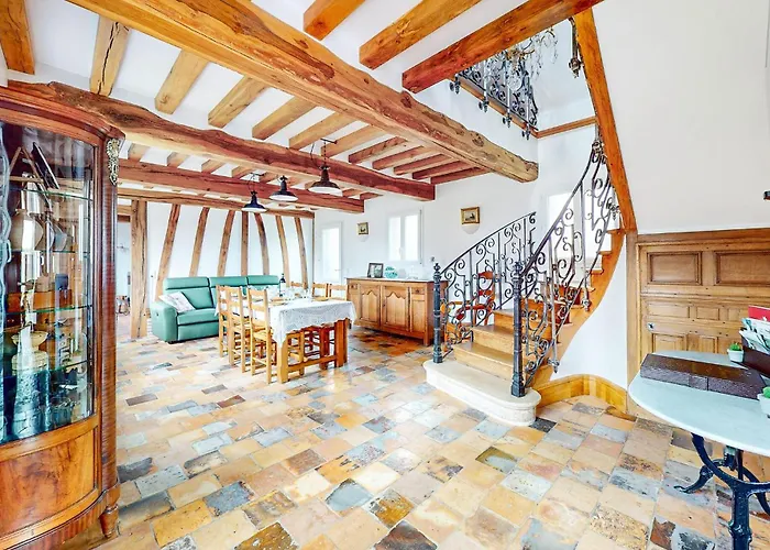 3 Bedroom Beautiful In Hébergement de vacances Haudricourt