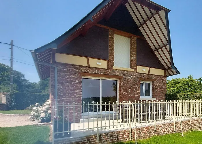 3 Bedroom Beautiful In Hébergement de vacances Haudricourt